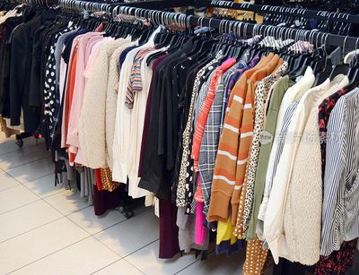 奶油色的优雅 衣架上的时尚哲学